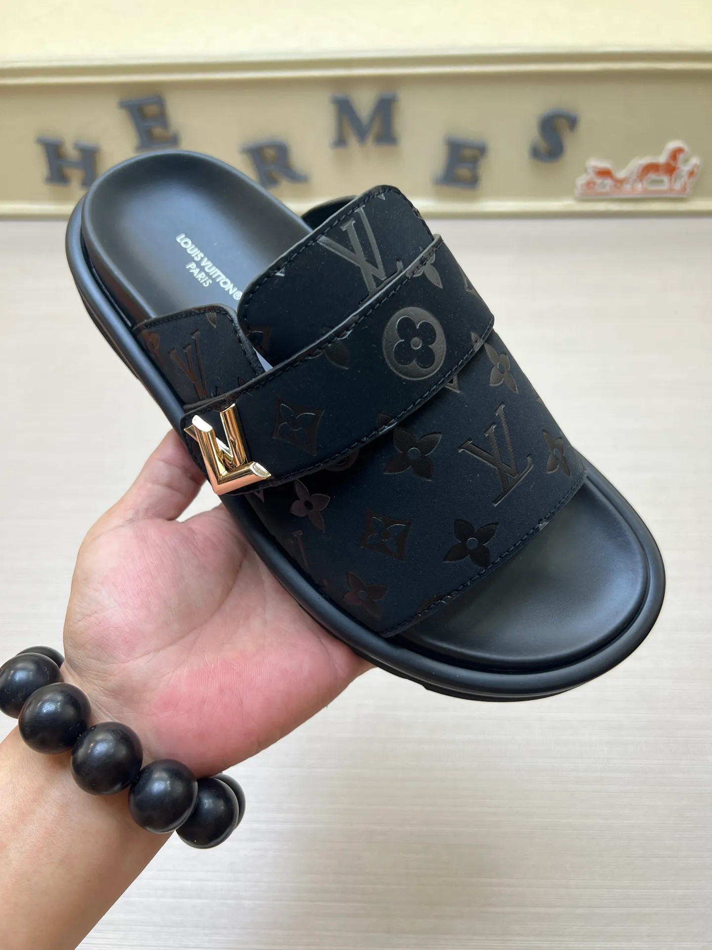 Factory price: 360💰【LOUIS VUITTON】Louis Vuitton, LV printing, men's and women's slippers are on the market, drawer box packaging with cloth bag, card, the upper pattern looks very soft and waxy, super versatile leg slimming artifact. Fabric: imported denim/canvas/old fabric, LV hardware LOGO, official website pattern printing, comfortable to wear, foot pads: high elastic men's shoes💰U water table. Sole: foam sole, heel height: about 5cm. Code number: 35-46, 35, 45, 46 are custom-made and non-returnable. Color: multiple colors and styles available.